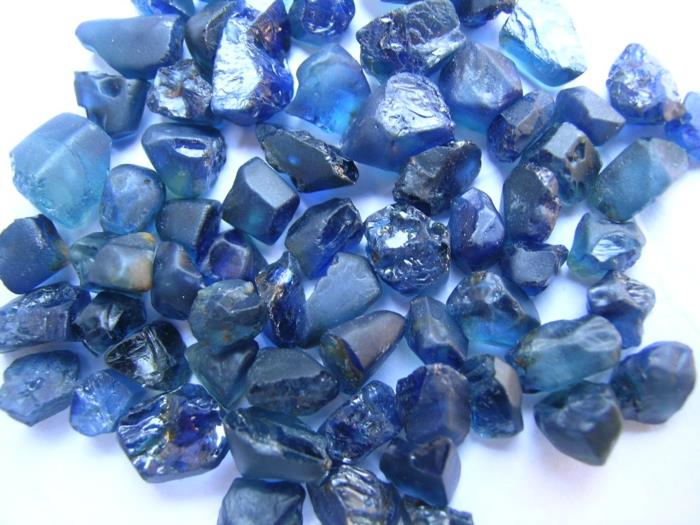 Osta safiiri jalokiviä, jotka tarkoittavat parantavia kiviä
