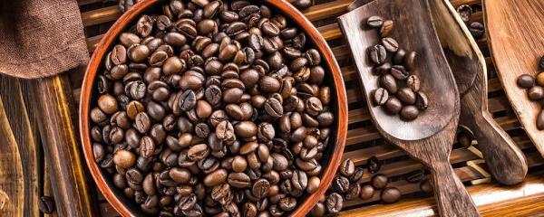 Kahvipavut, jotka on paahdettu kupin tuoksuvaa espressoa varten, ovat terveellisiä himoa vastaan