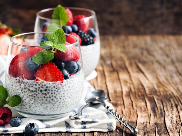 Tunne itsesi täysin terveelliseksi himoja vastaan ​​herkullista jälkiruokaa lasissa, jossa on chia -siemeniä jogurtti mansikat karhunvatukat