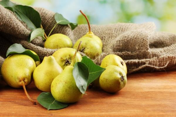 Tunne terveeltä himoja vastaan ​​kypsiä päärynöitä terveitä hedelmiä