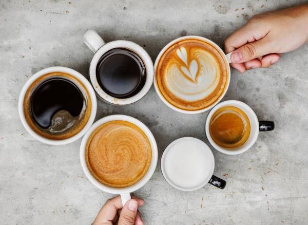 Tunne itsesi täysin terveeksi himoja vastaan ​​erilaisia ​​kahvikuppeja erilaisia ​​kahvityyppejä
