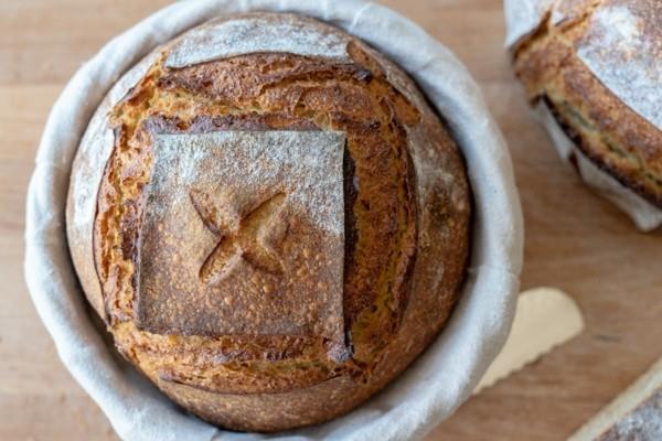 Valmista Sourdough Paista Sourdough -leipää Sourdoughin kanssa