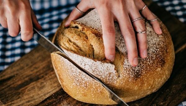 Sourdough leipä kotitekoinen leipä hapantaikinan kanssa