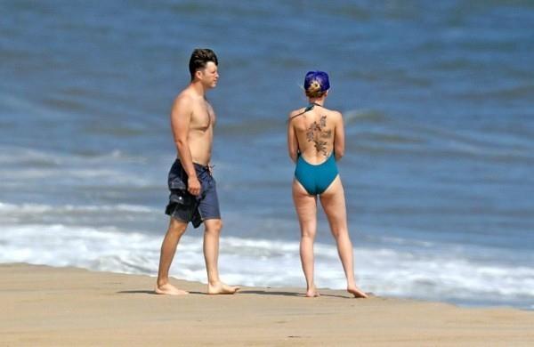 Scarlett Johansson Colin Jost rantalomalla The Hamptonsissa persikan ihon rannalla