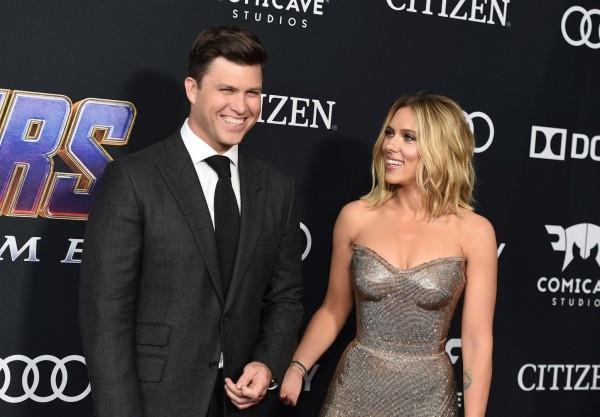 Scarlett Johanssonin sulhanen Colin Jost onnellisesti yhdessä virallisessa tapahtumassa