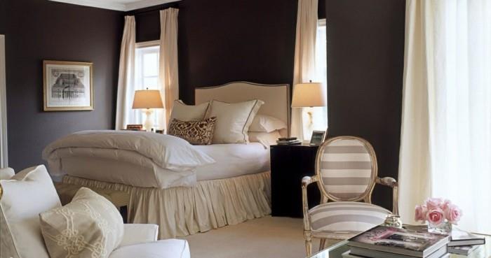 makuuhuoneen huonekalut tumman seinän väri