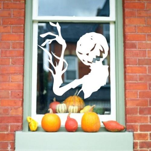 Pelottava Halloween -ikkunakoristeiden siluetti kurpitsaa ikkunan ulkopuolella