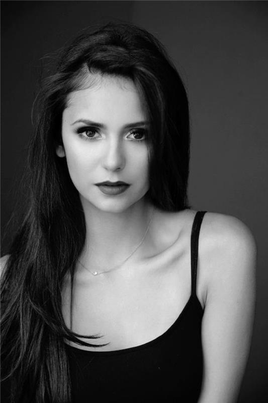 Näyttelijä Nina Dobrev Pictures