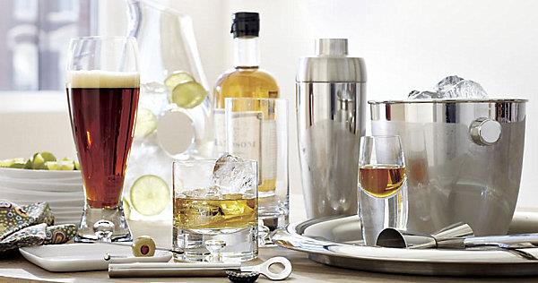 Tyylikkäitä kotibaari -ideoita kotisi alkoholin ideoiden lasinäytölle