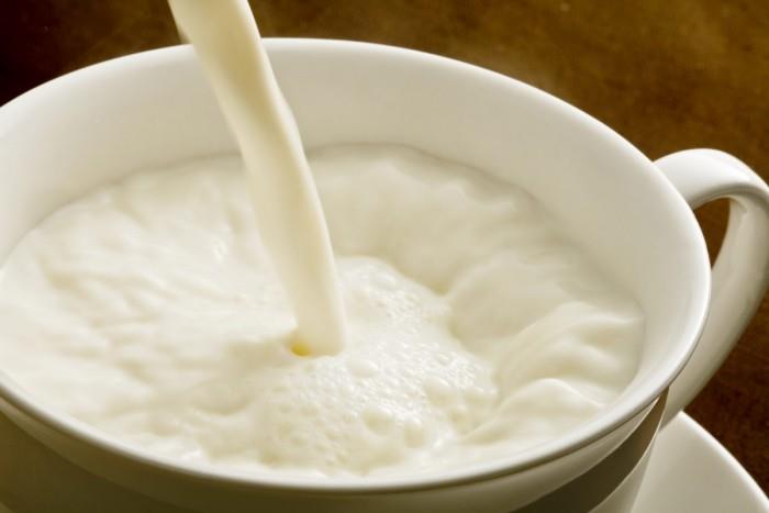 Unihäiriöiden torjunta Lämmin maito sisältää terveellisiä aineita