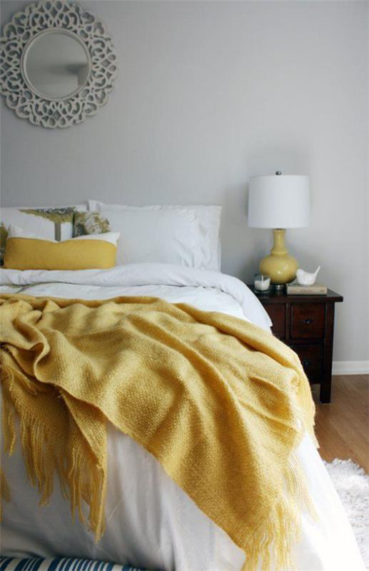 Makuuhuone ideoita harmaa ja keltainen puhdasta kodikkuutta sänky valkoinen vuodevaatteet pieni keltainen yölamppu