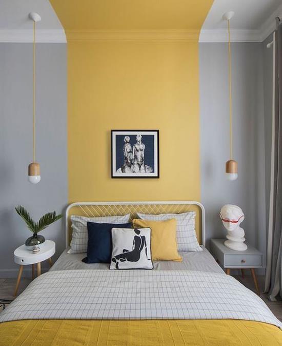 Makuuhuoneen ideoita harmaalla ja keltaisella seinällä mukava sänky yksinkertainen sisustus seinämaalaus kaksi yöpöytää riippuvalaisimet