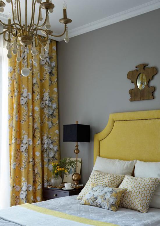 Makuuhuone ideoita harmaa ja keltainen keltainen pääty mukava sänky keltainen kuviollinen verho musta yölamppu