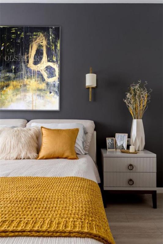Makuuhuone ideoita harmaa ja keltainen grafiitti harmaa seinä tumma tausta seinämaalaus keltainen neulottu päiväpeite