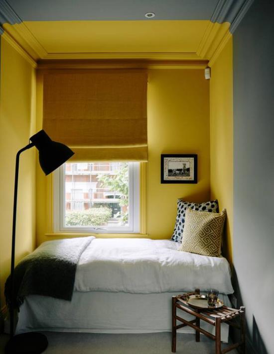 Makuuhuone ideoita harmaa ja keltainen pieni huone sänky ikkunan edessä keltainen seinä keltainen kaihtimet valkoiset vuodevaatteet
