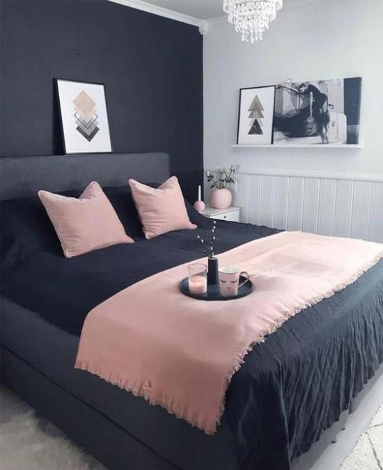 Makuuhuoneen ideat mustasta ja vaaleanpunaisesta grafiitista ja vaaleanharmaasta vaaleanpunaiseen yhdistävät suuren mukavan sängyn