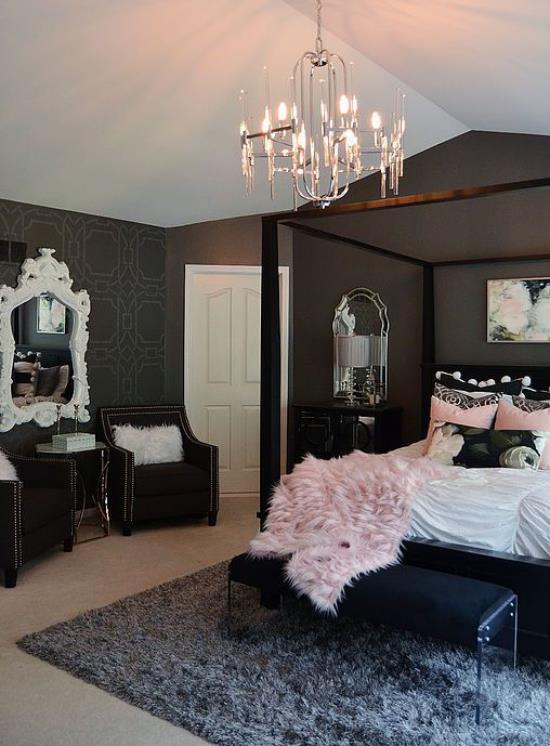Makuuhuone ideoita musta ja vaaleanpunainen tumma seinä kattokruunu harmaa matto peili vaaleanpunainen tekoturkiksen peitto