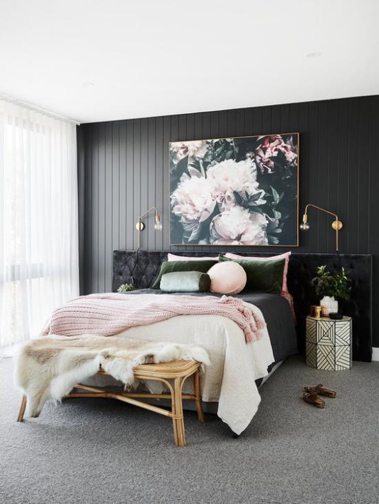 Makuuhuone ideoita musta ja vaaleanpunainen tumma seinä mukava sänky mustavalkoinen päiväpeite vaaleanpunainen neulottu huopa seinämaalaus vaaleanpunaisia ​​kukkia