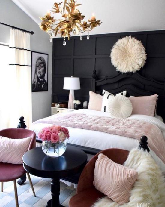 Makuuhuone ideoita musta ja vaaleanpunainen tumma seinä iso mukava sänky vaaleanpunainen ja valkoinen vuodevaatteet seinämaalaus
