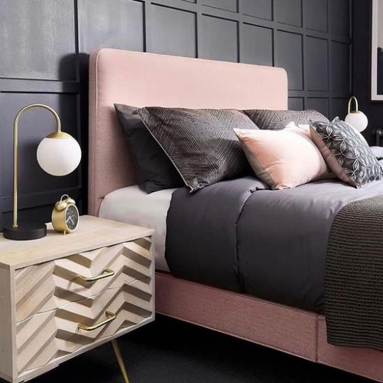 Makuuhuone ideoita musta ja vaaleanpunainen tumma seinä vaaleanpunainen sänky tummanharmaa vuodevaatteet