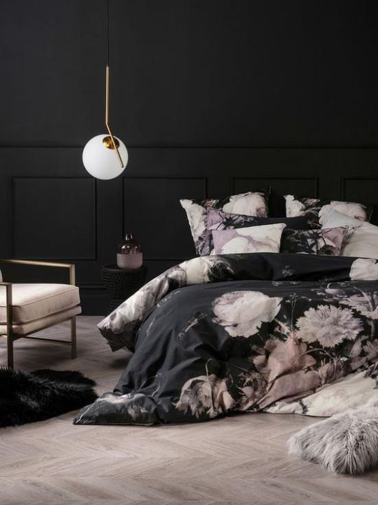 Makuuhuone ideoita musta ja vaaleanpunainen tumma sisustus valkoinen lamppu matala sängynpäällinen kukka kuvio tyylikäs mystinen samaan aikaan