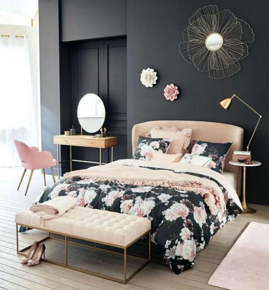 Makuuhuoneideoita mustalla ja vaaleanpunaisella tyylikkäällä päiväpeitteellä kukkakuviolla tummalla seinällä