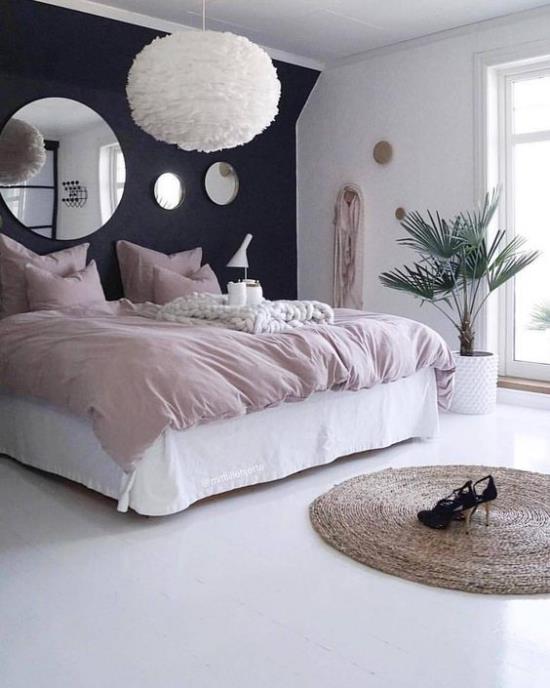 Makuuhuone ideoita musta ja vaaleanpunainen suuri valoisa huone valkoinen lattia ruusukvartsi