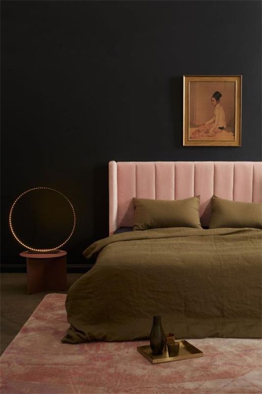 Makuuhuoneideoita mustana ja vaaleanpunaisena sängyn verhoiluna tummanvihreä päiväpeite kontrasti musta valokuvatapetti ylellisyyttä