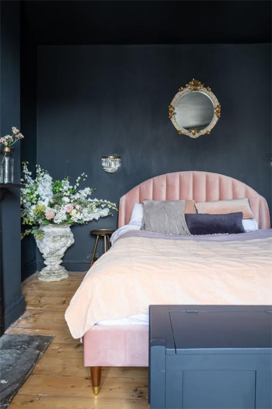 Makuuhuoneen ideoita mustana ja vaaleanpunaisena ruusuverhoiluna vaalea puu sänky