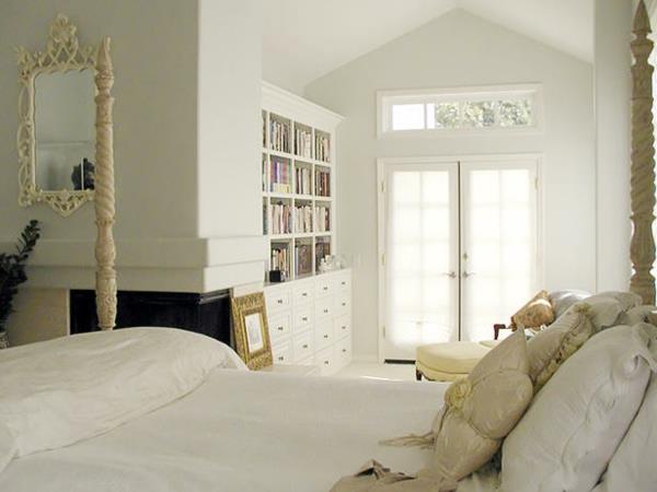 Makuuhuone trendit vuodevaatteet valkoinen sisustus kirjahyllyt seinä