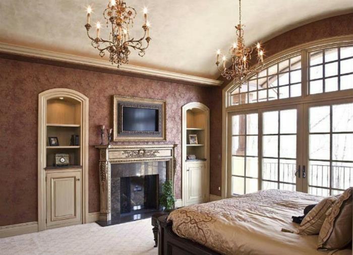 Makuuhuone, jossa takka viktoriaaniseen tyyliin antiikkihuonekaluilla