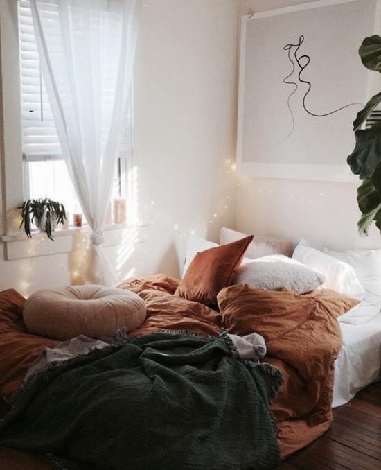 Tee makuuhuoneesta syksyinen Pussilakana lämpimillä syksyn väreillä, ruskeilla sävyillä ja turkoosilla, auringonvalolla ja keijuilla