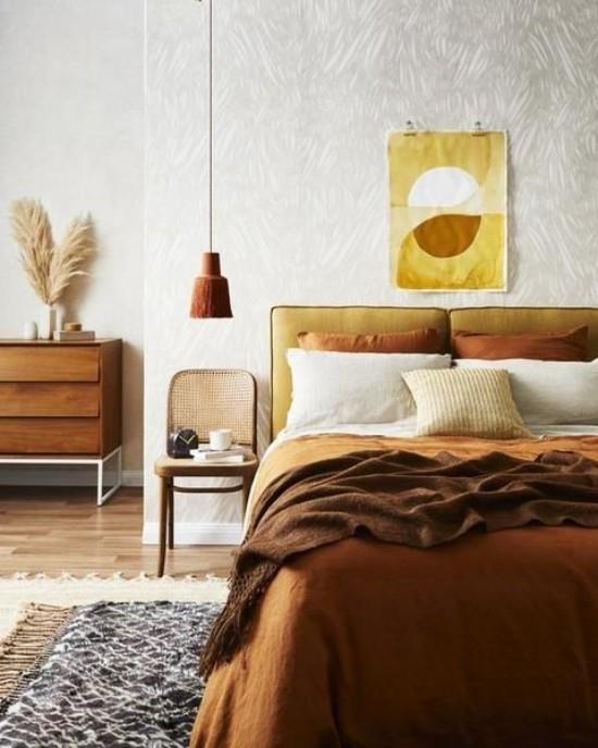 Tee makuuhuoneestasi syksyinen kodikas tunnelma Seinäkoriste keltainen ruskea Vuodevaatteet okran ja suklaanruskeat
