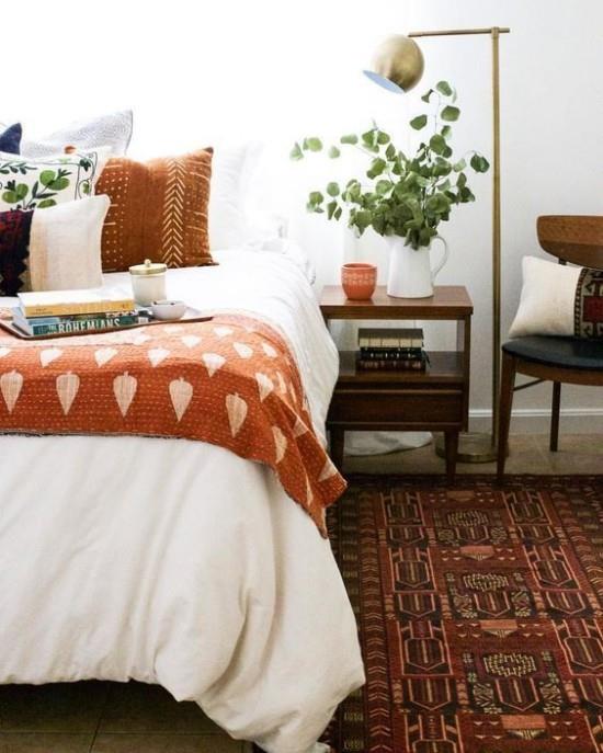 Makuuhuoneessa on syksyinen kodikas tunnelma lämmin syksy väri ruskeat sävyt matto