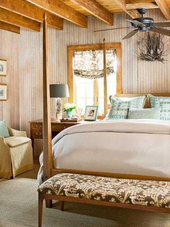 Makuuhuone on sisustettu syksyiseen tyyliin maalaismaiseen tyyliin, paljon puuta