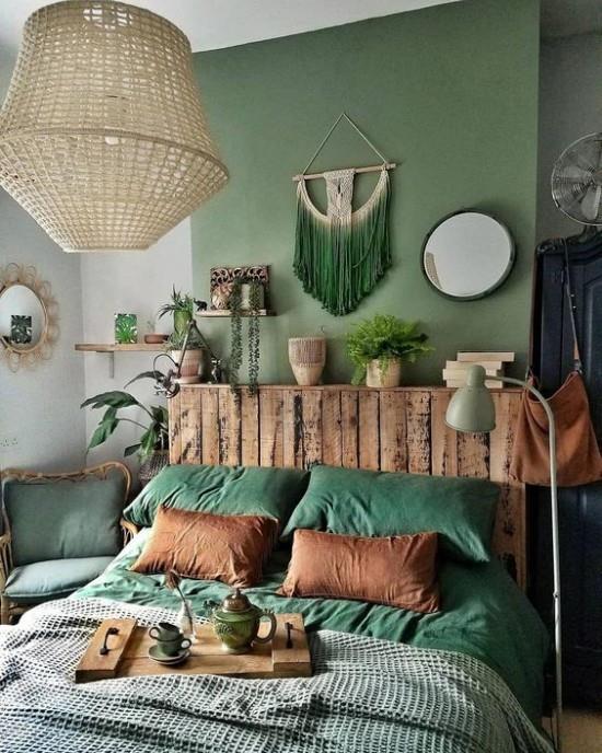 Makuuhuone, jossa on eri vihreitä sävyjä, maalaismaisia ​​elementtejä, puisia huonekasveja