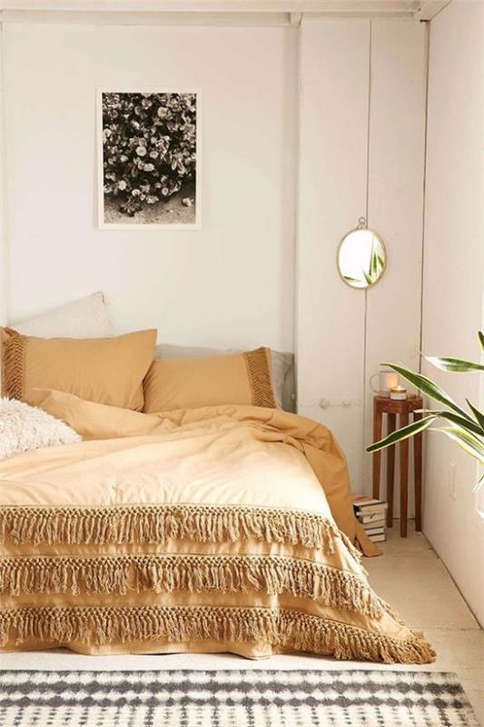 Makuuhuoneen syksyinen muotoilu pehmeät vaaleanruskeat vivahteelliset peitotyynyt