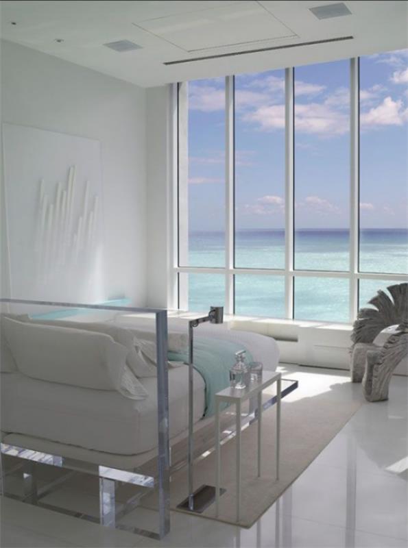Makuuhuoneen minimalistinen sisustus yksinkertainen sisustus Suuri ikkuna näkymä siniselle merelle