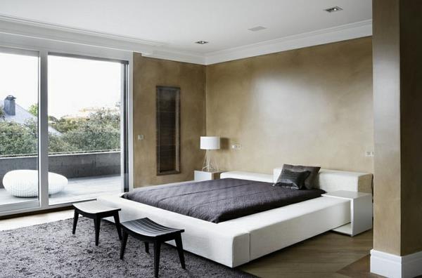Makuuhuoneen minimalistinen sisustus jakkaramatto pehmeä