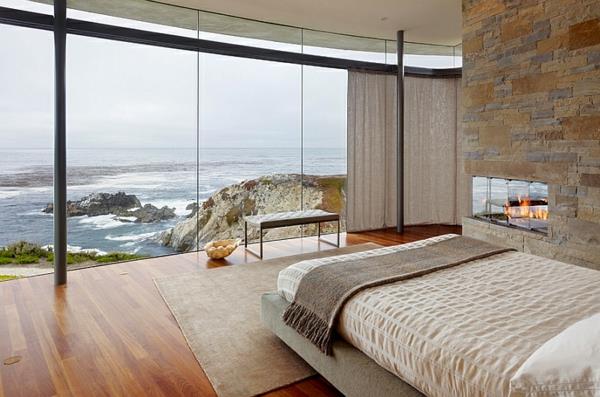 Makuuhuoneen minimalistinen kalustus merinäköalalla lasi