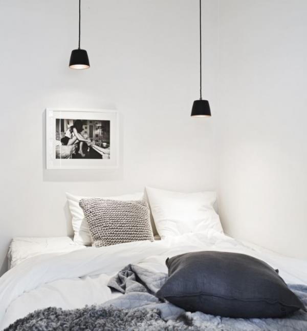 Makuuhuoneessa on minimalistinen kaksi mustaa riippuvalaisinta, jotka on suunniteltu yksinkertaisesti sängyn yläpuolelle