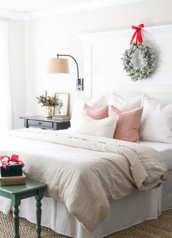 Makuuhuone jouluksi koristaa yksinkertaisen tunnelman pieni koristelu seppele punainen nauha