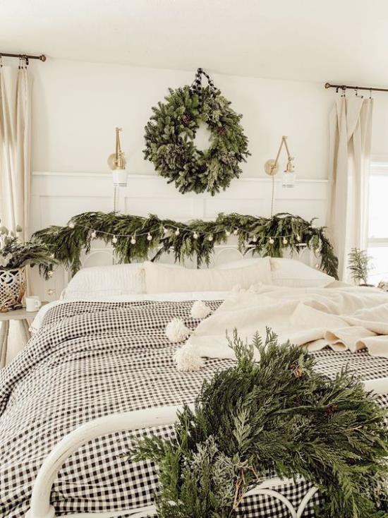 Joulu koristele makuuhuone valkoisella ja harmaalla paljon vihreitä vihreitä oksia