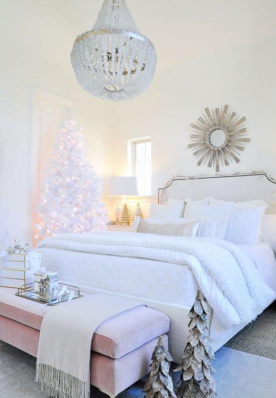 Joulukoristeellinen makuuhuone valkoisissa ja hopeisissa joulukuusen valoissa