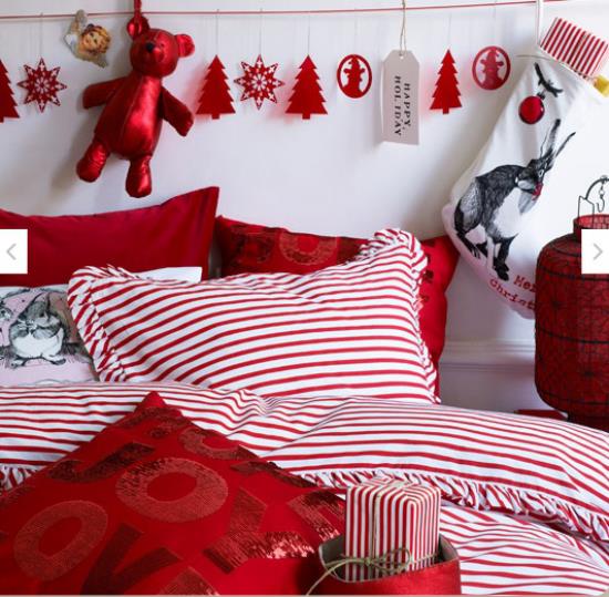 Joulu koristele makuuhuone punaisella ja valkoisella joulukoristeiden seppeleellä