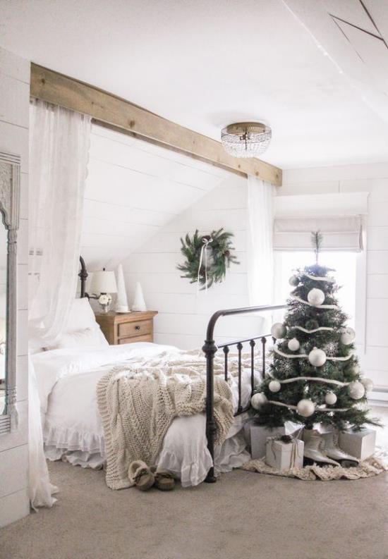 Koristele makuuhuone jouluksi, neutraalisti suunniteltu tunnelma, kunnolla koristeltu joulukuusi