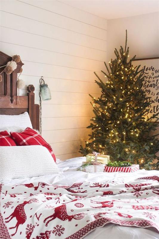 Koristele makuuhuone joulua varten punainen ja valkoinen hallitsevat joulukuusen nurkassa