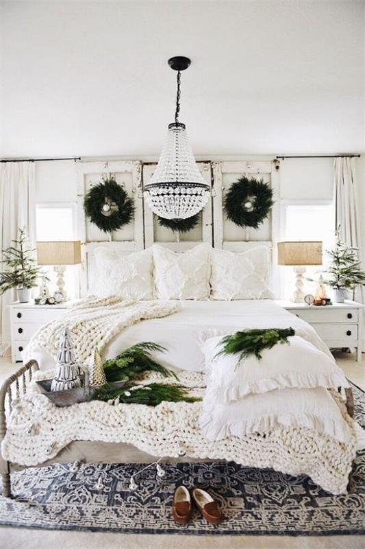 Makuuhuone jouluksi koristele valkoinen tunnelma jotain sinivihreää kaksi seppeleitä