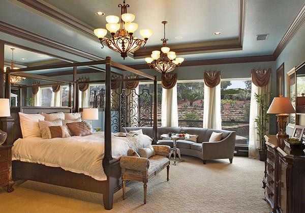 Makuuhuoneen suunnittelu ja seinän värit koristavat sänkyä