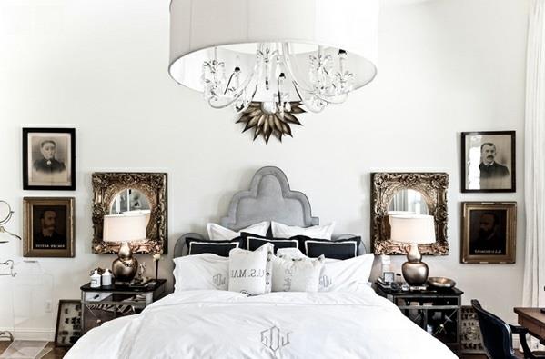 Makuuhuoneen huonekalut ja yöpöydät peilaavat antiikkisen muotoilun lampunvarjostimen